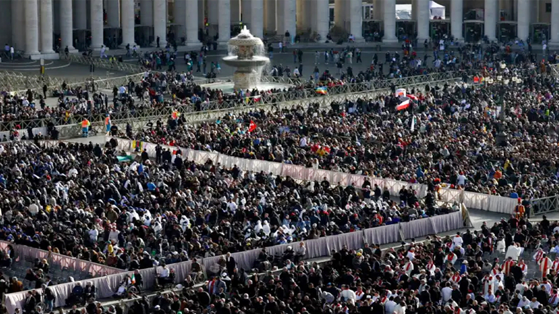 ব্যাসিলিকার বিশাল চত্বরে পোপ ফ্রান্সিসের শেষকৃত্যে লাখো মানুষ