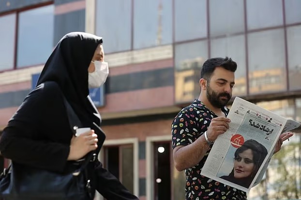 নারীদের পোশাকে নজরদারি করতে মোবাইল অ্যাপ, সিসিটিভি, ড্রোন ব্যবহার করছে ইরান